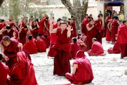 Monges praticando o tibete em Drepung
